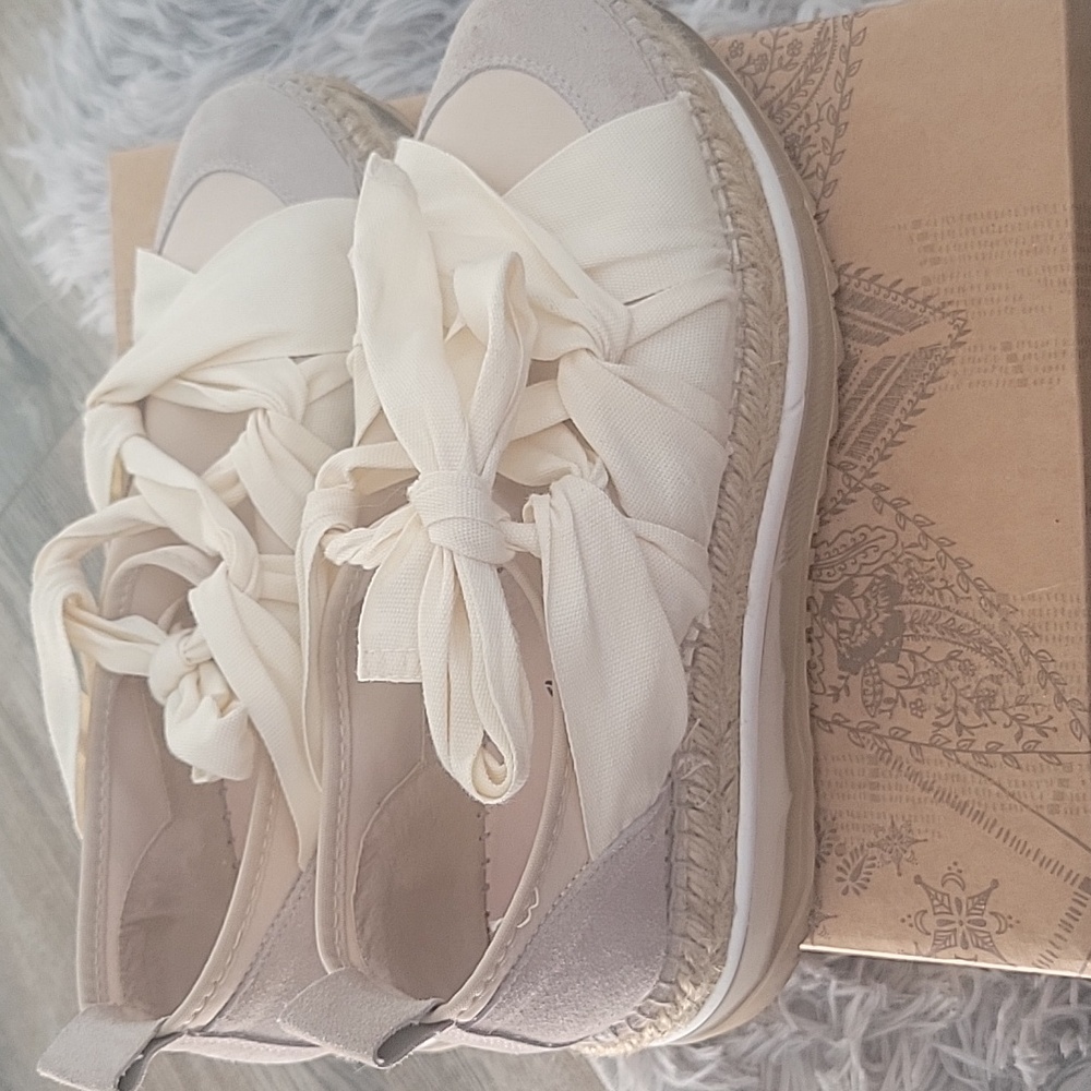 Elegant Cream Espadrille Sneakers